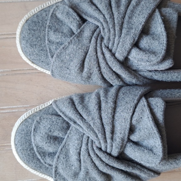 Sugar Gonzo Knot Bow Gray Felt Memory Foam Comfort Textured Slip On Sneakers - Picture 2 of 10